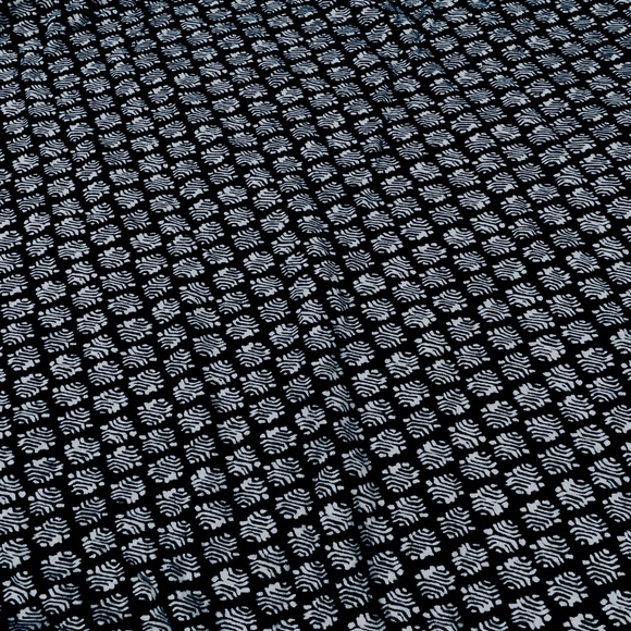 Ann Taylor Loft size small navy blue & white sleeveless top, lace around bottom - Picture 5 of 14